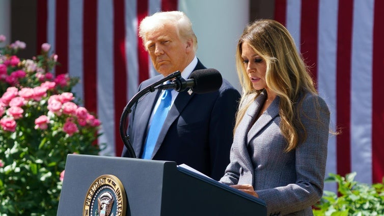 Melania Trump impulsa una ley contra la 'pornovenganza' y las imágenes sexuales generadas por la IA