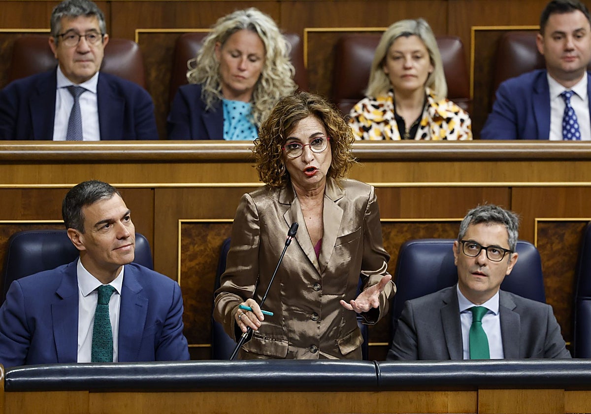 La vicepresidenta Montero, entre el presidente Sánchez y el ministro Bolaños, responde las preguntas de la oposición