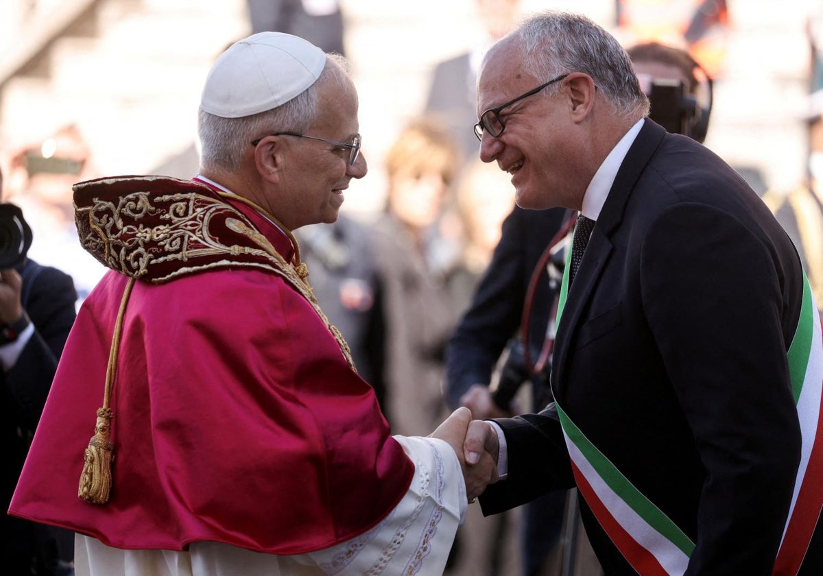 El Papa saludando al alcalde de Roma esta tarde