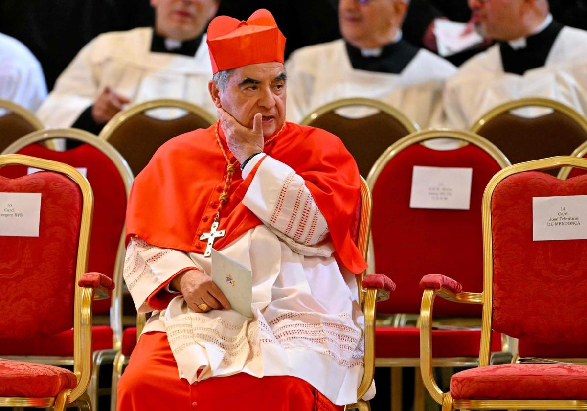 El cardenal italiano Giovanni Angelo Becciu llega antes de la visita del Papa León XIV a la Tumba de San Pablo, en una imagen de archivo