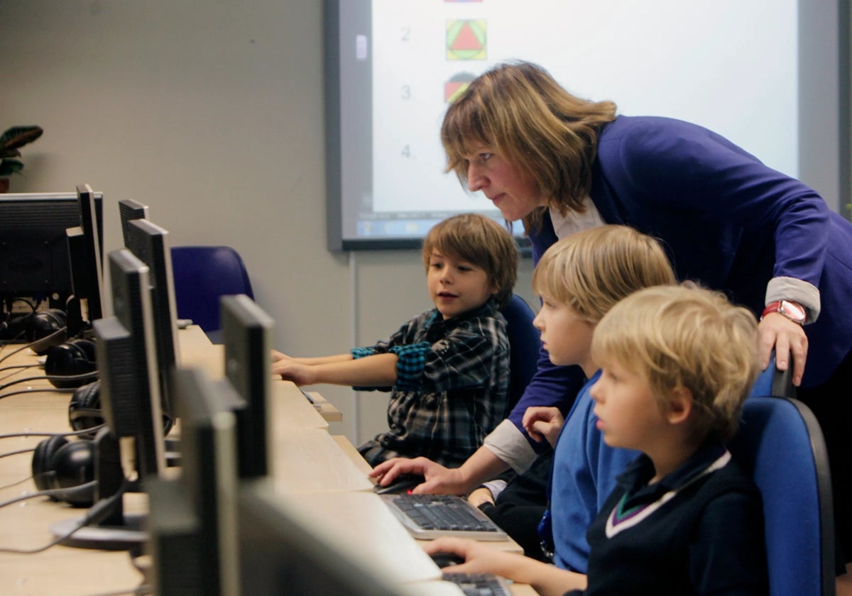 Un grupo de estudiantes estonios de Primaria, en un aula de informática
