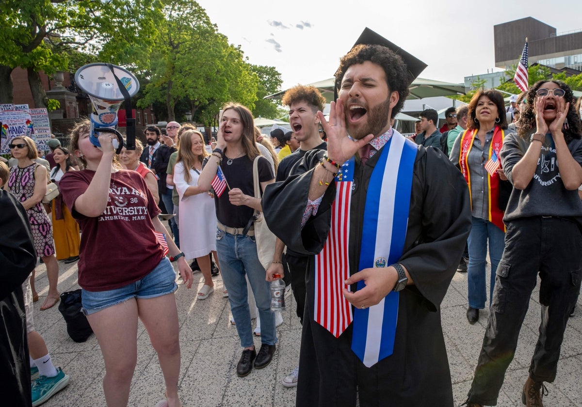 Cientos de personas se han manifestado en Harvard contra los últimos movimientos de la administración Trump