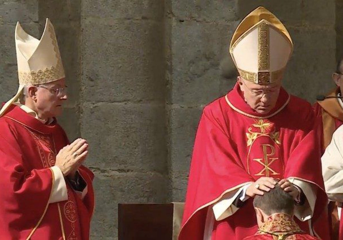 El sustituto de la Secretaría de Estado, Peña Parra, consagra obispo a Serrano Pentinat ante la presencia de Joan Enric Vives