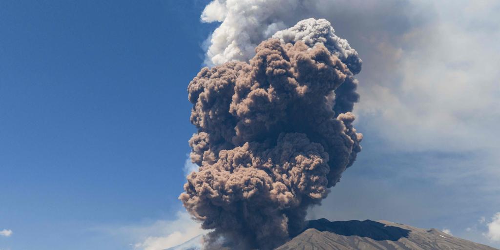 Una violenta erupción del etna provoca que varios turistas huyan despavoridos del volcán