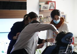 La rebelión de los pediatras por la falta de cuidados paliativos: «¿Cómo no vas a atender a un niño que quiere morir en casa?»
