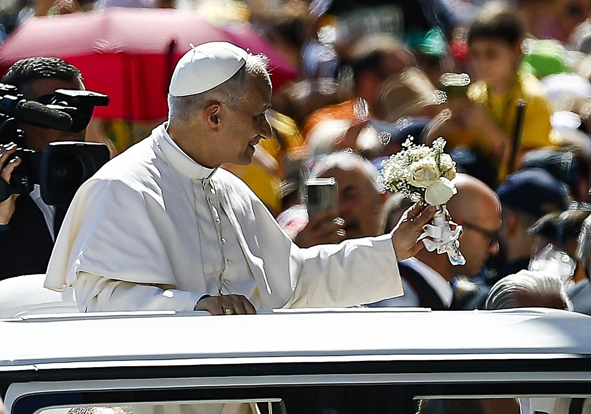 El Papa León XIV recoge un ramo de una pareja en la plaza de San Pedro