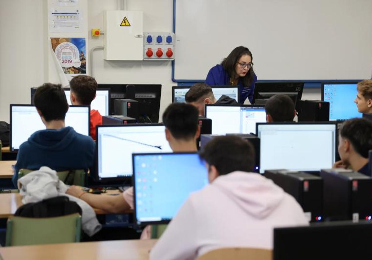 Estos grados superiores de FP online te garantizan encontrar trabajo al terminar: no necesitas salir de casa