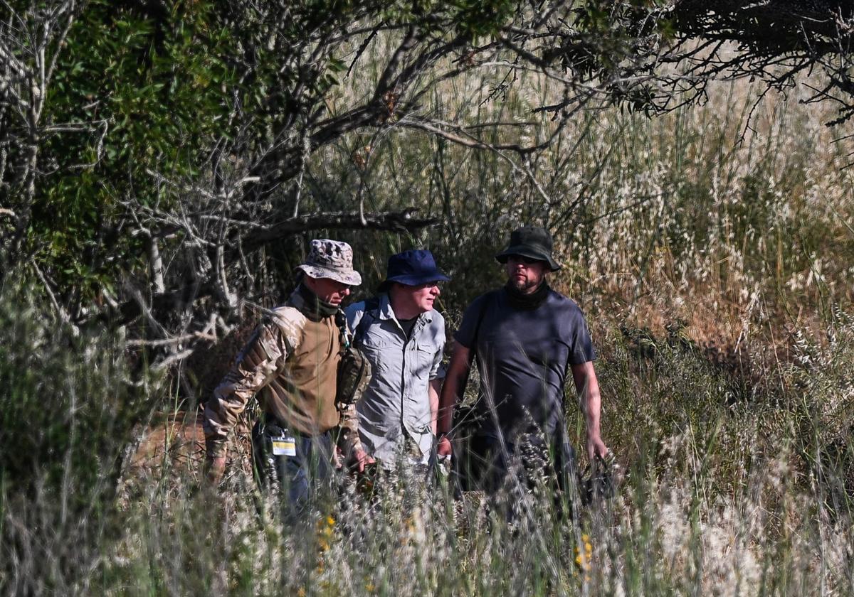 Varias personas en la búsqueda de Madeleine Mccann