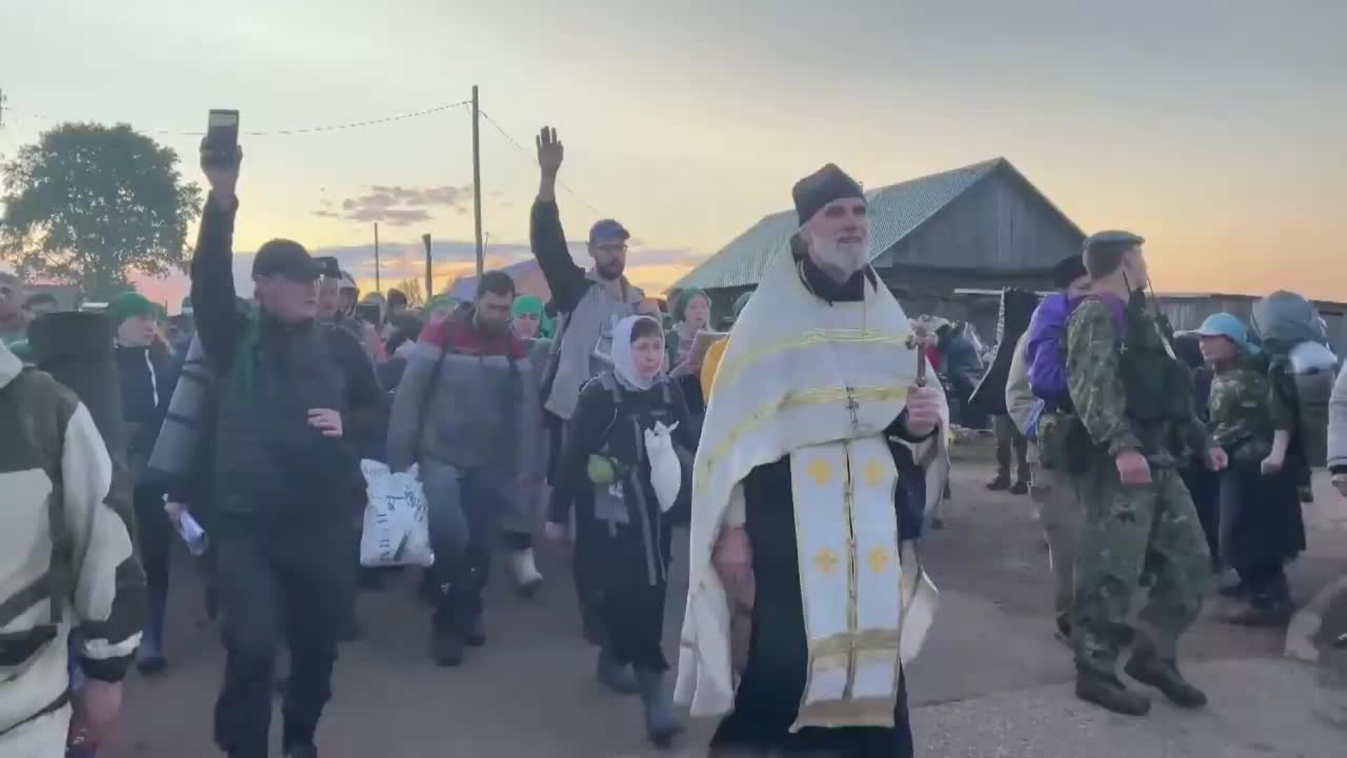 Miles de peregrinos participan en la procesión anual de la Cruz de Velikoretsky en Rusia