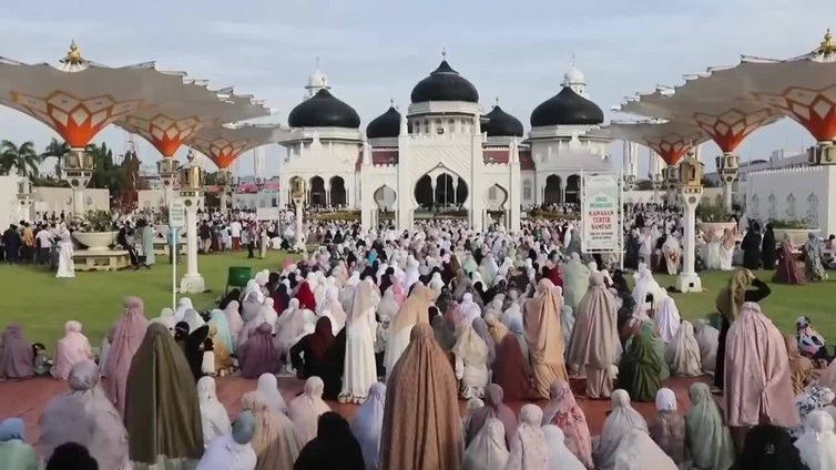 Musulmanes asisten a la oración matutina en la Gran Mezquita Baiturrahman durante el Eid al-Adha