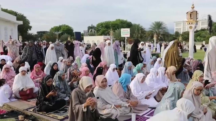 Musulmanes en la indonesia Banda Aceh acuden a la mezquita para celebrar el Eid al-Adha