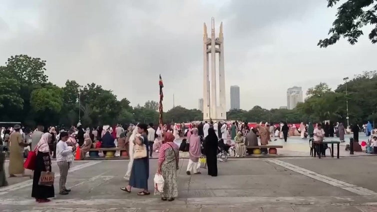 Musulmanes participan en Filipinas en las oraciones matutinas para celebrar el Eid al-Adha