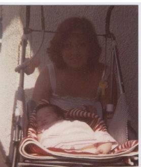 Imagen secundaria 2 - En la foto superior, Mariaje unos días antes de entrar en el orfanato, en su primera comunión, y tras su paso por el centro. Se evidencia el deterioro físico. Debajo, Consuelo en 1975, unos días antes de entrar en el centro del Patronanto. En la última foto, Loli, junto a su hija, en Peñagrande.