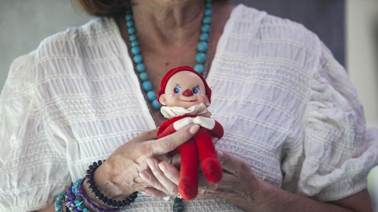 Consuelo con uno de los payasos relleno de caramelos que fabricaban cuando estaba en el Patronato y que ha localizado cincuenta años después en una tienda de antigüedades online