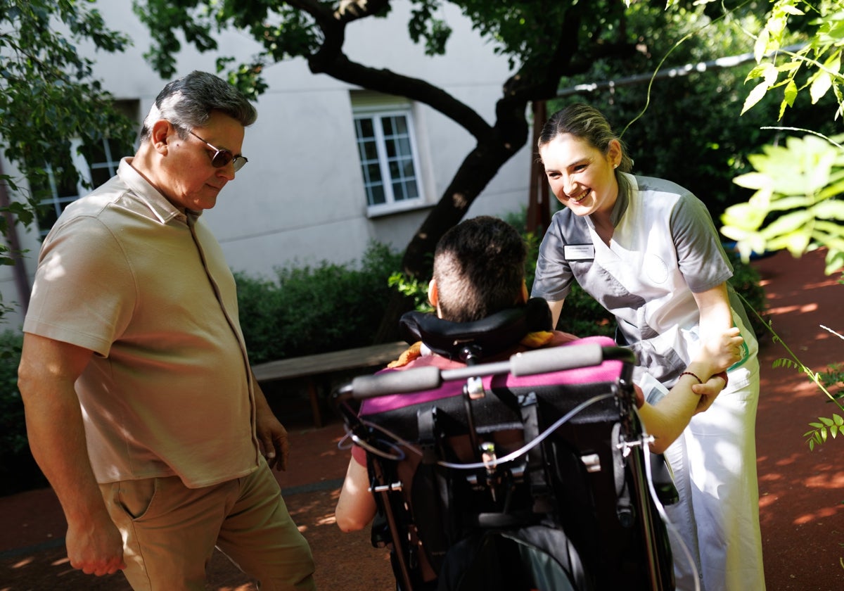 Fabián Felipe, en el jardín del hospital al que tiene acceso desde su habitación de la unidad de paliativos