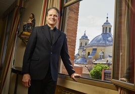 Nicolás Álvarez de las Asturias, junto a la Real Basílica de San Francisco el Grande, en Madrid