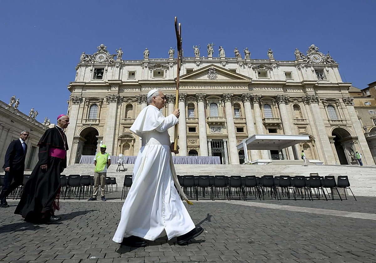 El Papa León XIV con la cruz del Jubileo en la plaza de San Pedro