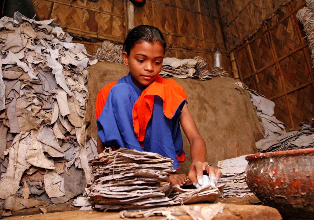 Niño trabajando la industria del cuero
