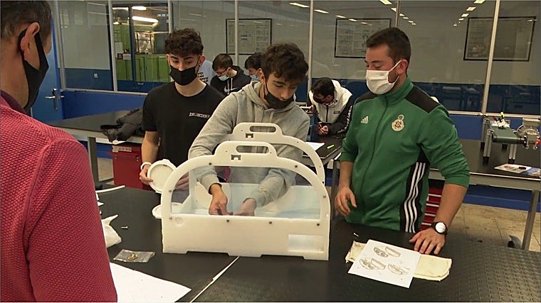 La incubadora permite hacer tratamientos contra la ictericia con fototerapia y mantienen la temperatura del recién nacido