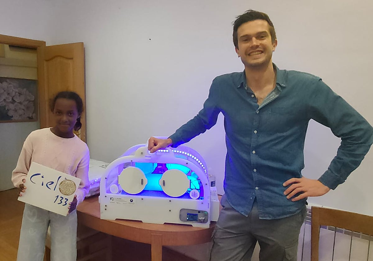 El ingeniero Pablo Sánchez Bergasa con la incubadora que ha diseñado