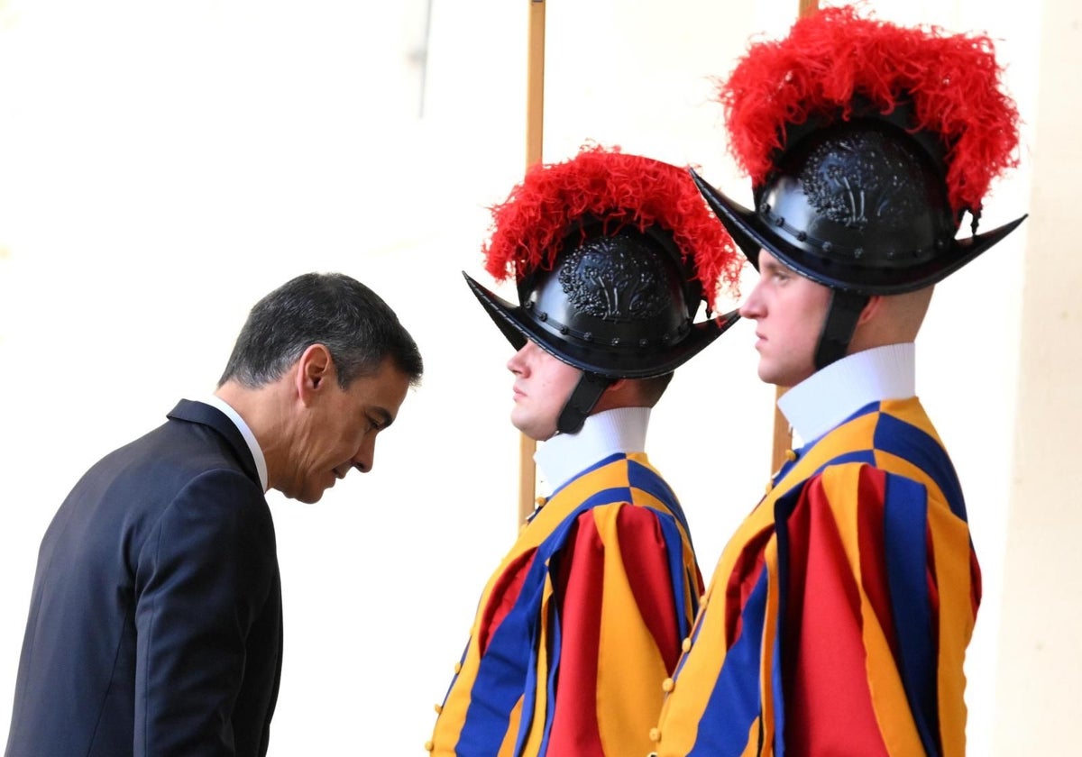 Pedro Sánchez ante dos Guardias suizos en su última visita al Vaticano, en octubre del año pasado