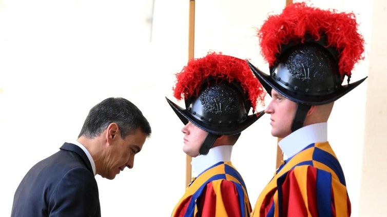Pedro Sánchez llama al Papa León XIV para invitarlo a viajar a Sevilla