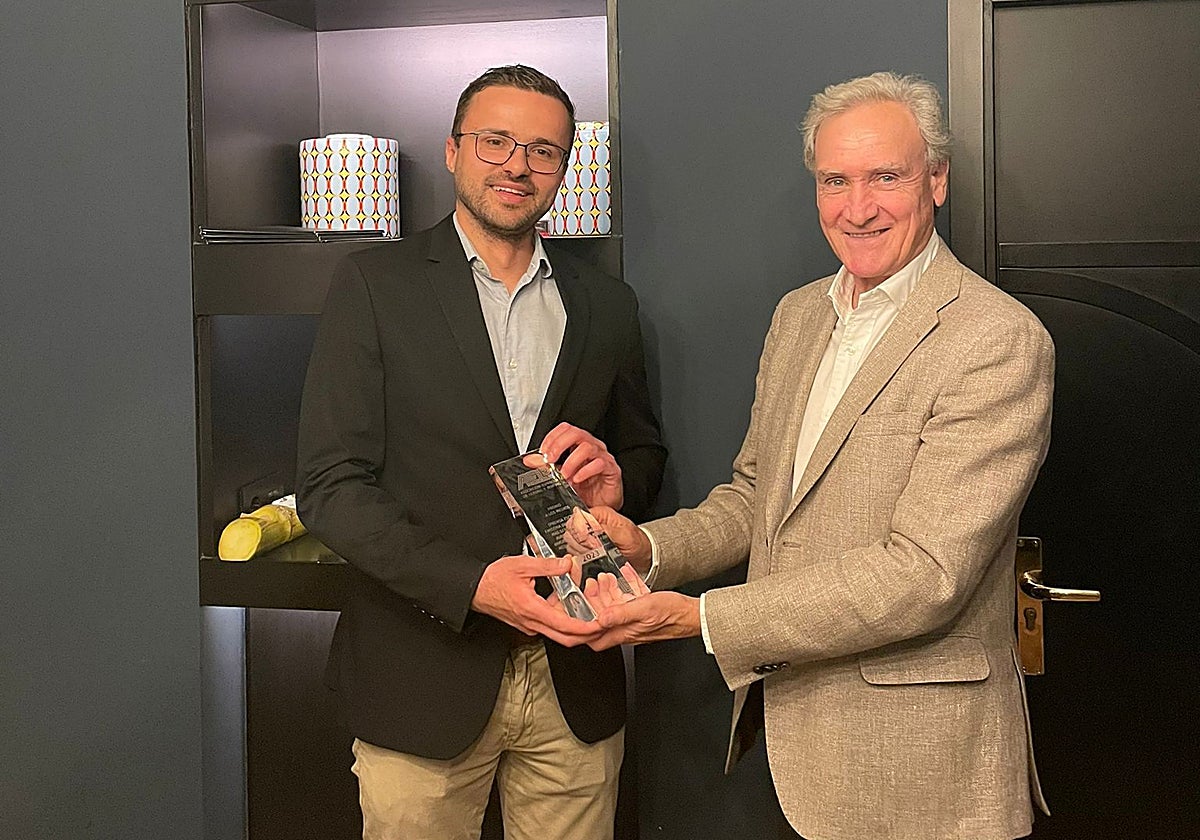 Manuel García entrega el galardón a Xavier Vilaltella