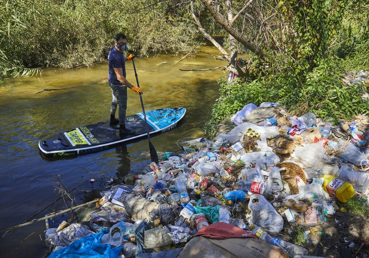 El río Guadarrama a su paso por Móstoles, en la ribera este .