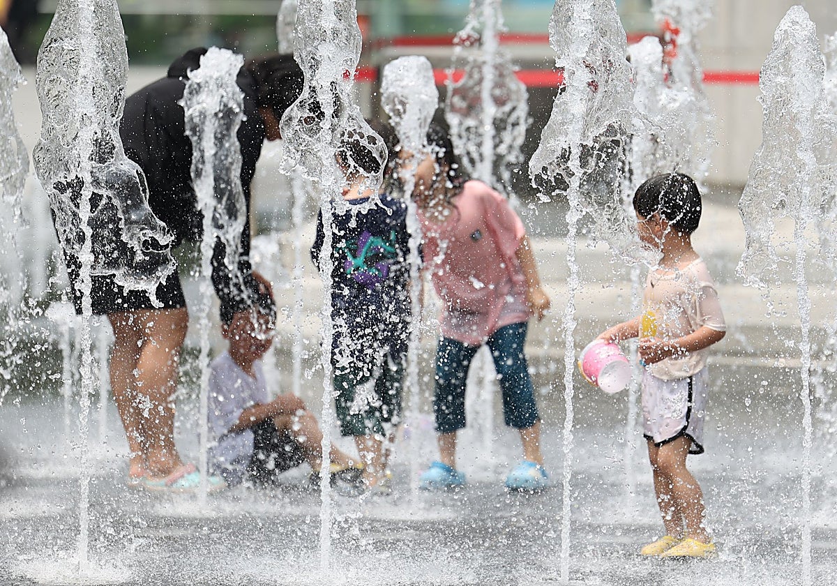 Niños juegan al aire libre