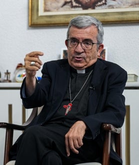 Imagen secundaria 2 - Luis Argüello en diversos momentos de la entrevista en su despacho en el