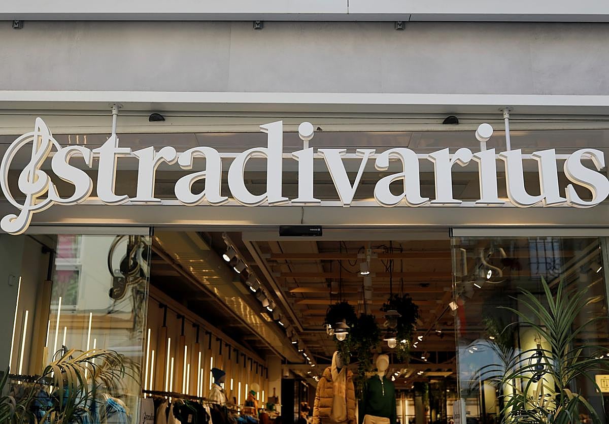 El logo de Stradivarius en una tienda en España