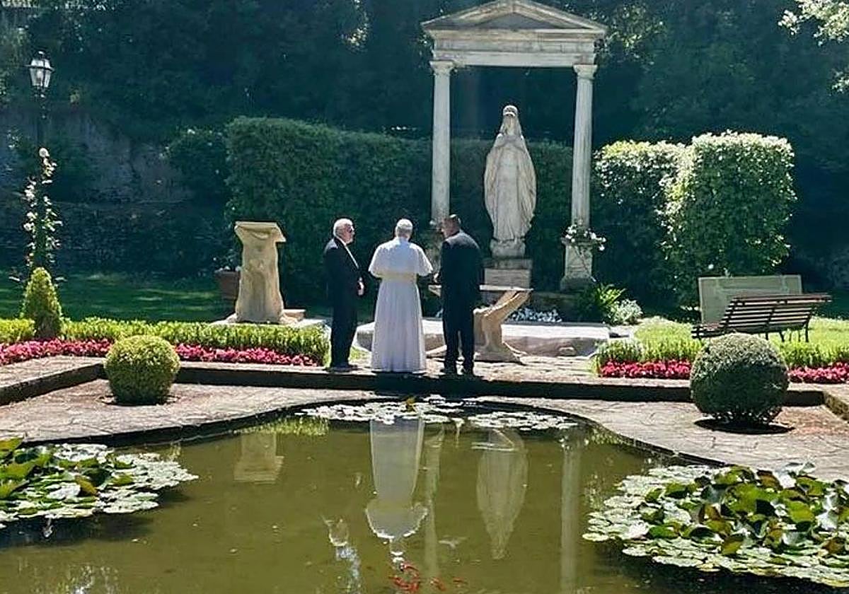 El Papa en los jardines de Castel Gandolfo