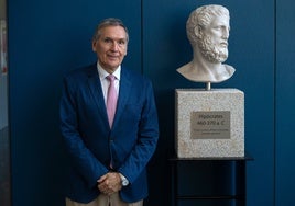 El doctor Chivato junto a un busto de Hipócrates