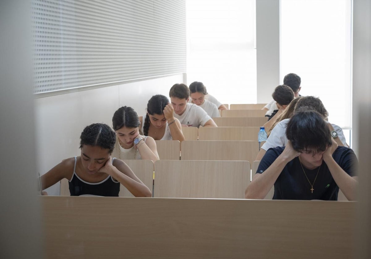 Alumnos realizando las PAU en el Tribunal de la Universidad de Barcelona