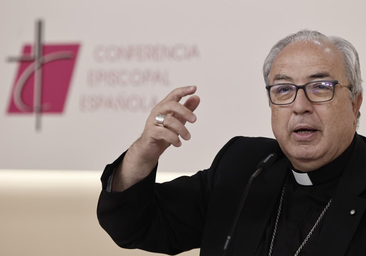 El secretario y portavoz de la Conferencia Episcopal, García Magán, en un momento de su intervención