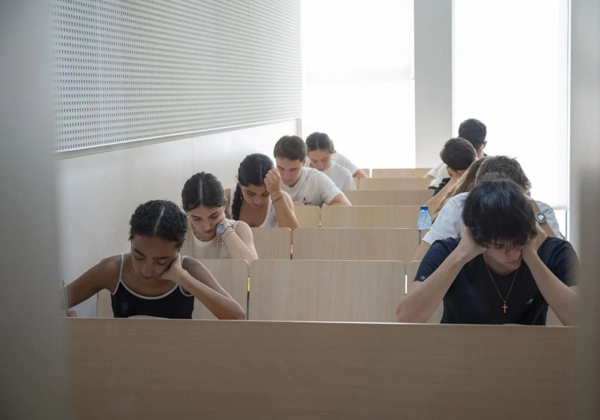 Alumnos realizando las PAU en un tribunal de Barcelona