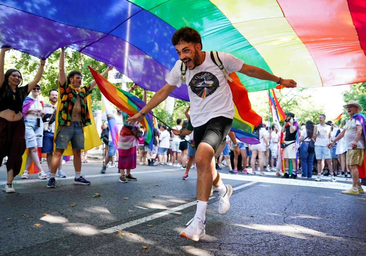 Un hombre pasa bajo una bandera LFTBI en una imagen de archivo