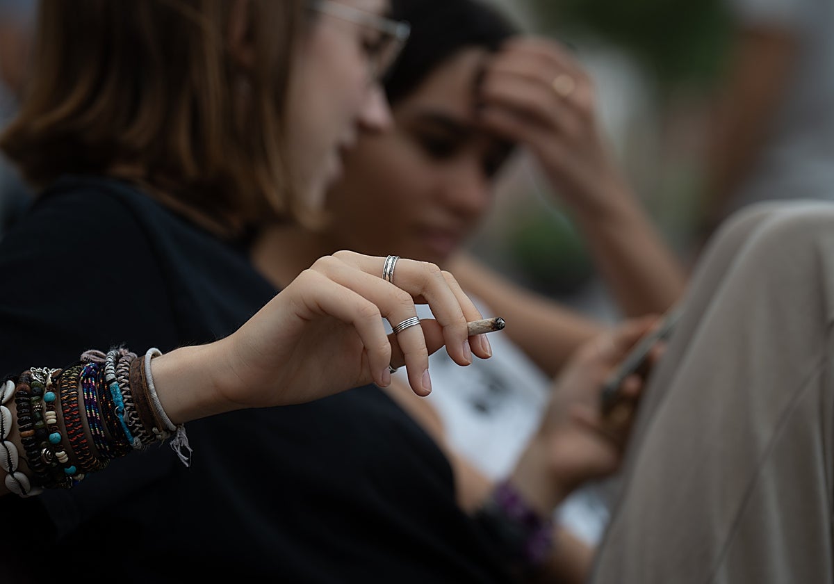 Varios jóvenes fuman en las inmediaciones del colegio Pia Balmes, en Barcelona