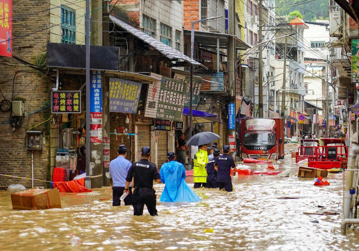 Los equipos de rescate inspeccionan una calle inundada en Congjiang, en la provincia de Guizhou, al suroeste de China