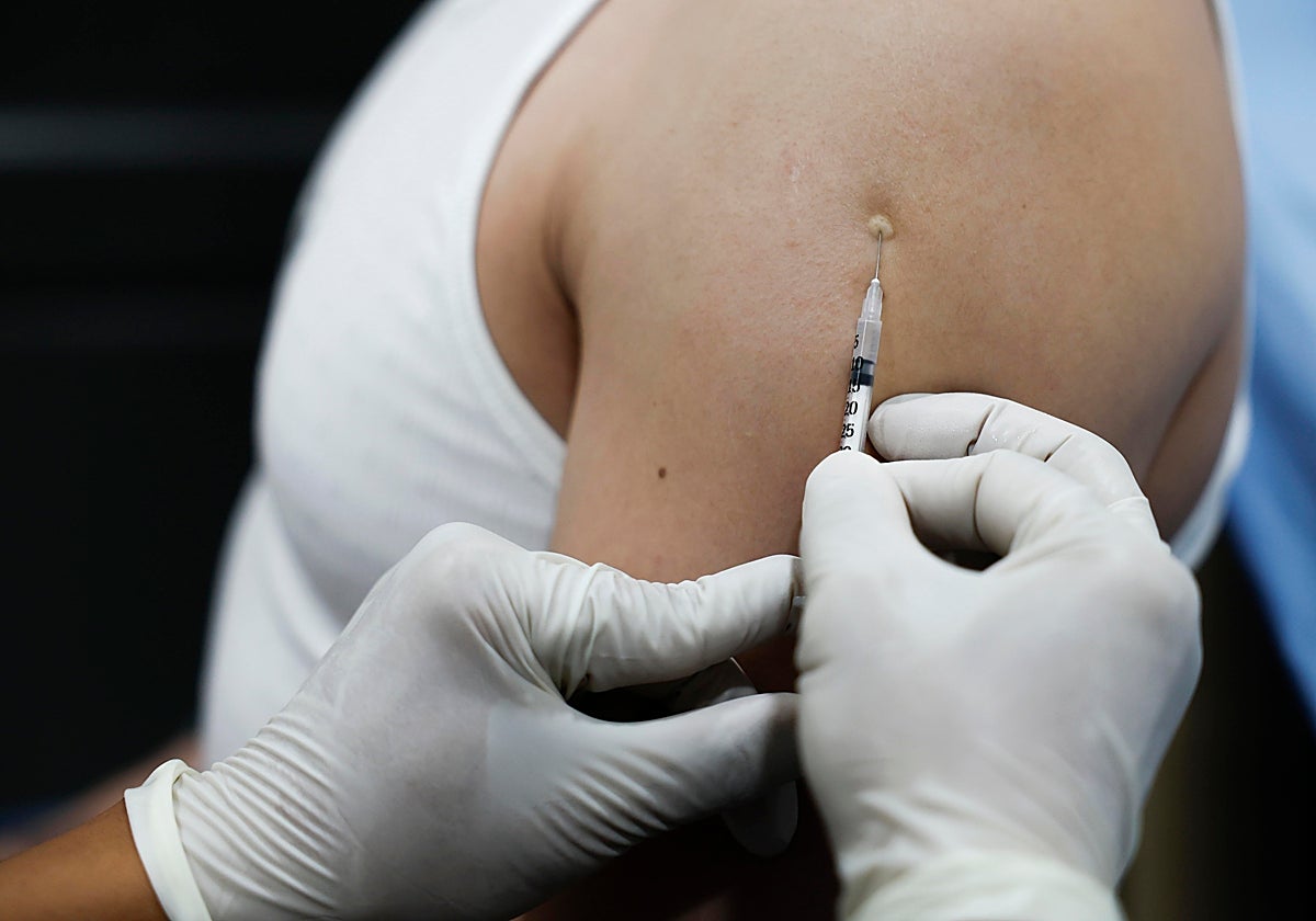 Un hombre se vacuna frente a monkeypox