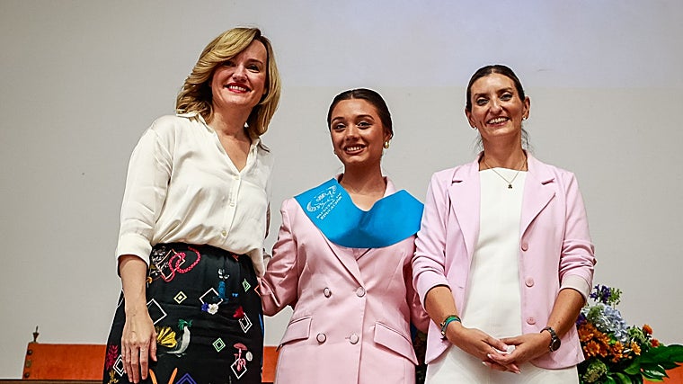 La ministra de Educación, Pilar Alegría, junto con Carmen Jiménez y Sara Giménez, presidenta de la Fundación Secretariado Gitano