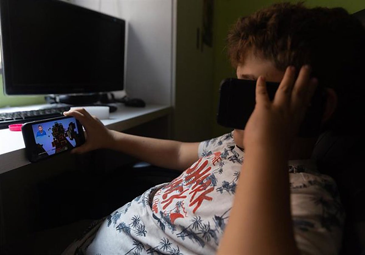 El 10% de los niños españoles se exponen a pasar las vacaciones solos en casa frente a la pantalla del móvil