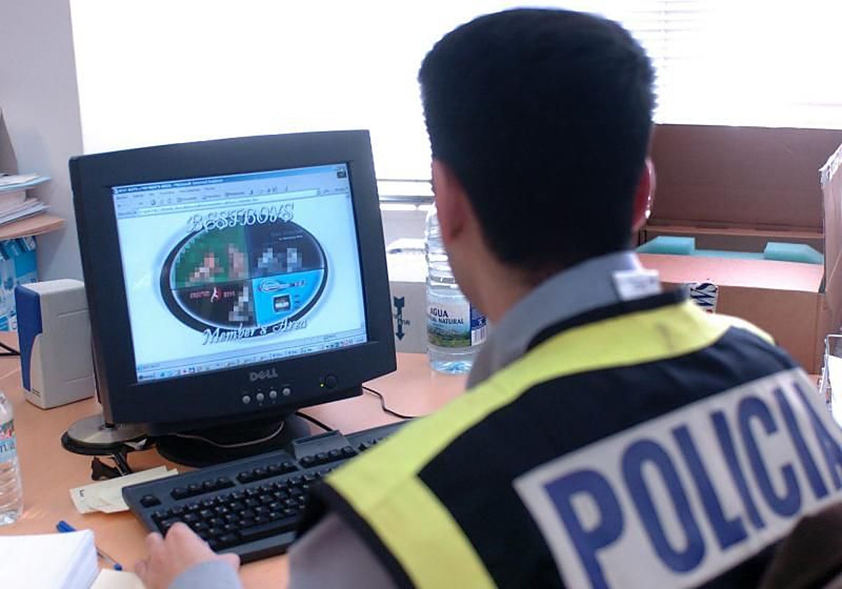 Un policía investiga en una página de pornografía infantil