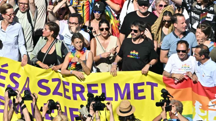 La vicepresidenta del Gobierno Yolanda Díaz y el ministro de Cultura, Ernest Urtasun, en el Orgullo de Budapest, este sábado