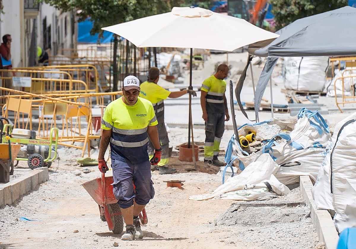 Si trabajas al aire libre, atento: la ley aclara si te puedes ausentar por la ola de calor en España