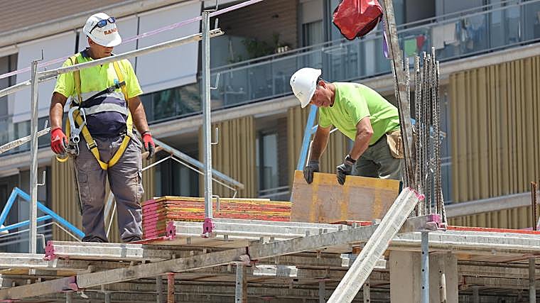 Dos trabajadores en un andamio