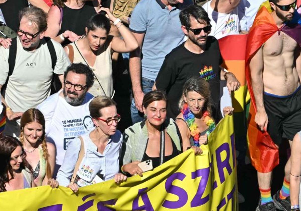 La vicepresidenta segunda del Gobierno, Yolanda Díaz, y el ministro de Cultura, Ernest Urtasun, en la manifestación del Orgullo en Budapest