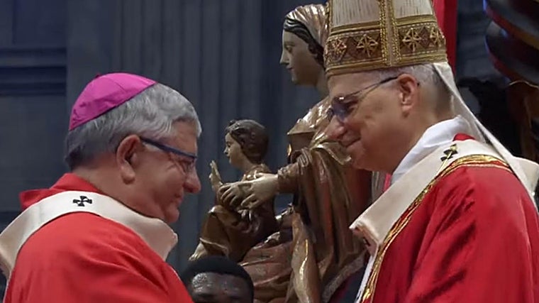 Mons. José Rodríguez Carballo, que ha recibido hoy el palio arzobispal