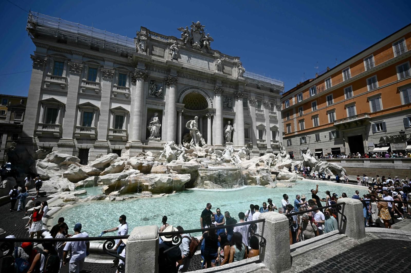 La Fontana di Trevi en Roma, repleta de turistas acalorados.