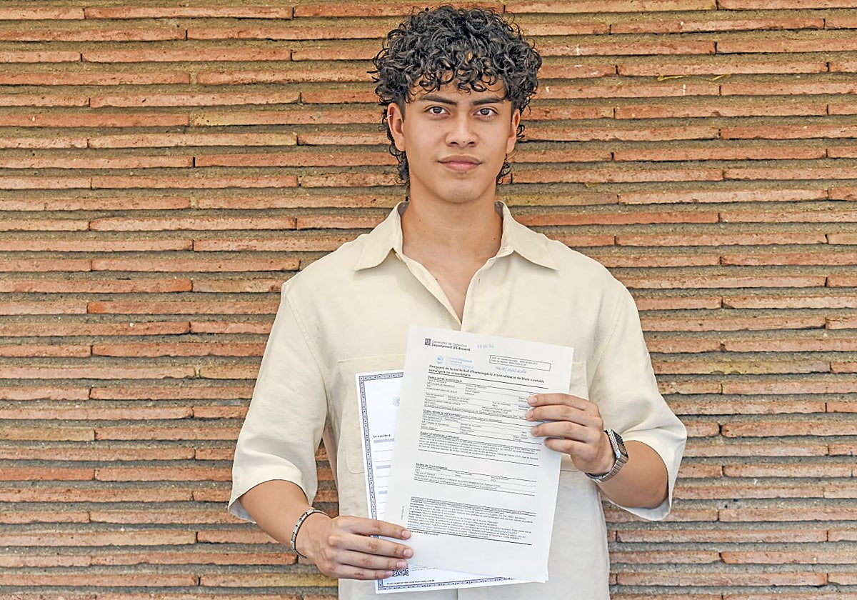 Ferran muestra sus titulaciones